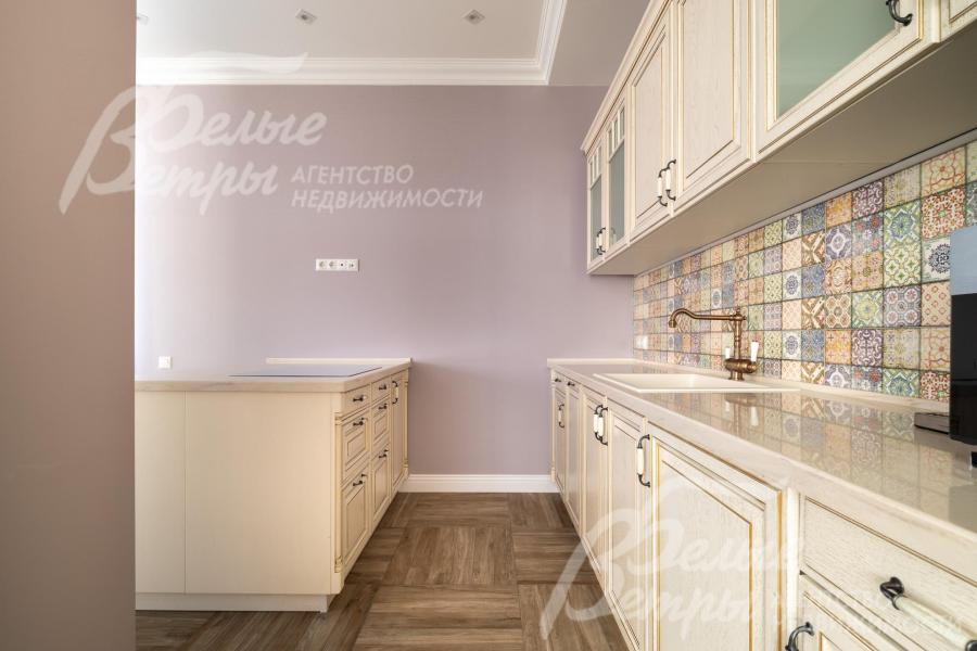 Кухня укомплектована встроенной техникой Graude (Германия): варочная панель, духовой шкаф, посудомоечная машина, также установлены холодильник и морозильная камера Liebherr