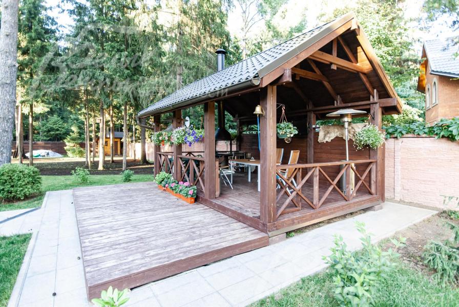 Деревянная крытая беседка-барбекю 20 кв.м с купольной печью-барбекю