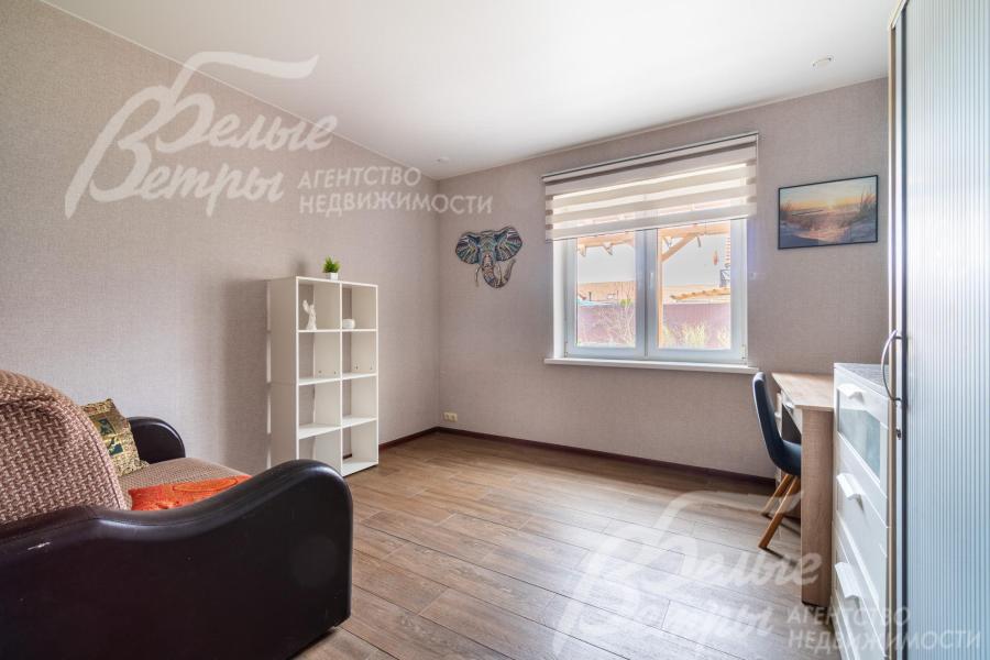 Спальня на первом этаже также может использоваться как кабинет: в комнате есть диван, системы хранения и рабочее места