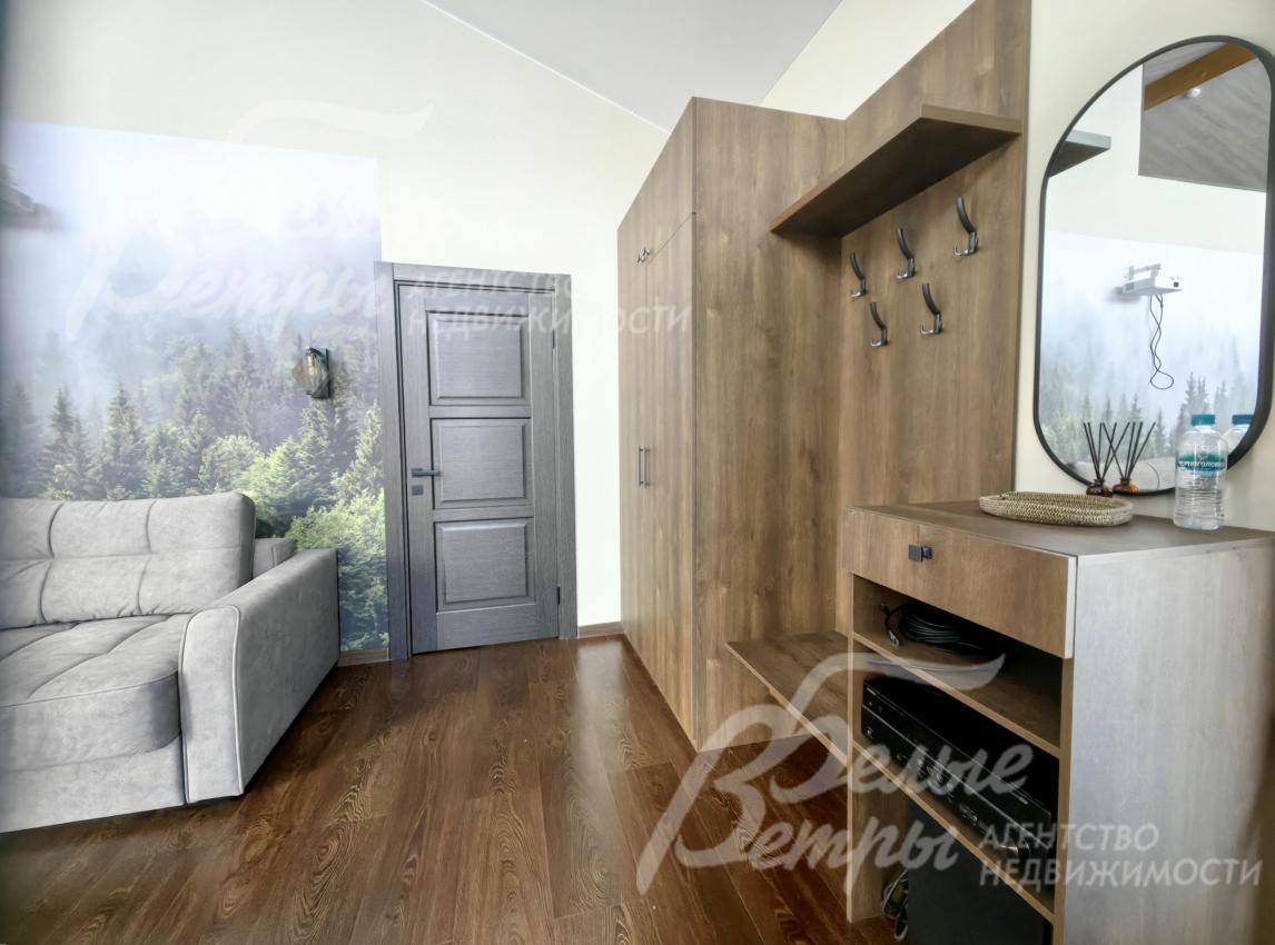 Вместительный шкаф в прихожей