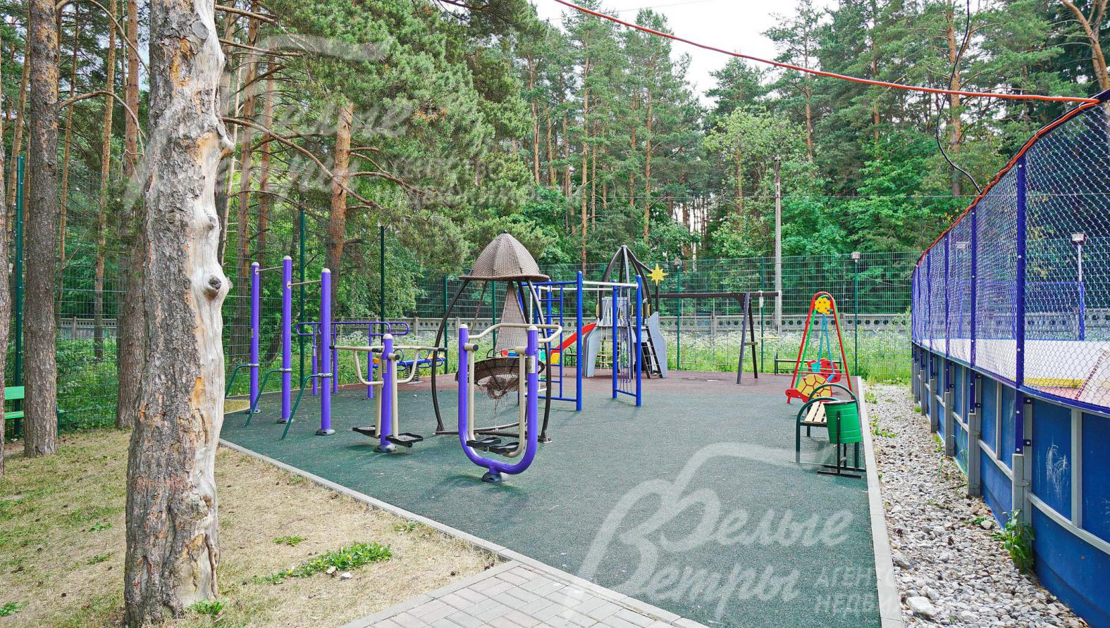 детская площадка со специальным покрытием