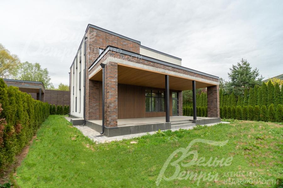 Участок облагорожен: высажен газон и туи