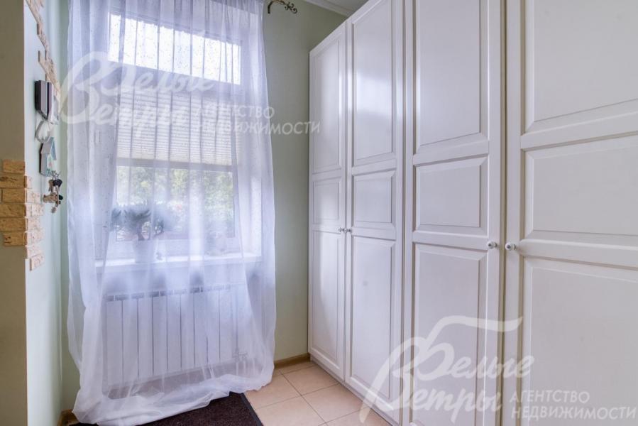 Гардеробная мастер-спальни оборудована системой хранения