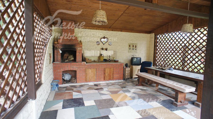 Крытая беседка с кирпичной дровяной печью-барбекю