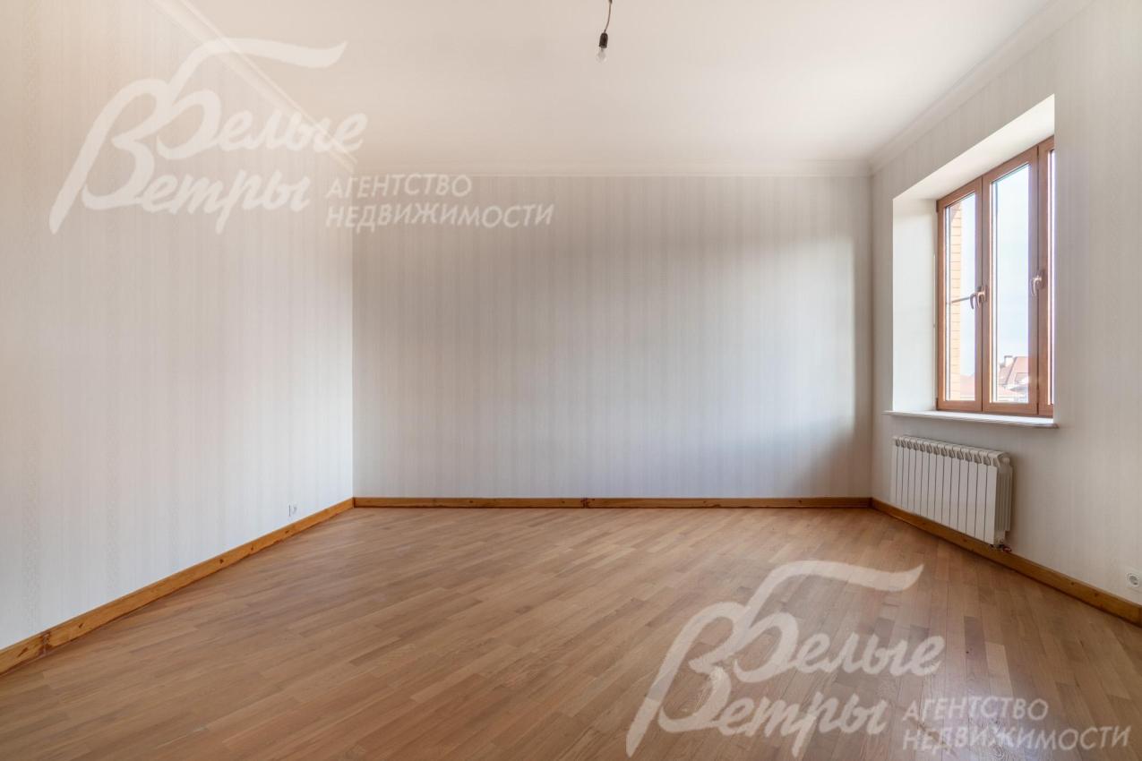 В доме высокие потолки, множество жилых комнат, в которых можно обустроить спальни, кабинеты или другие функциональные зоны