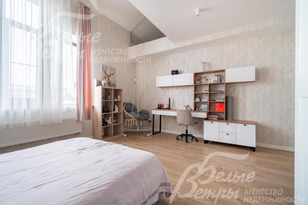 Все спальни в доме - просторные и светлые