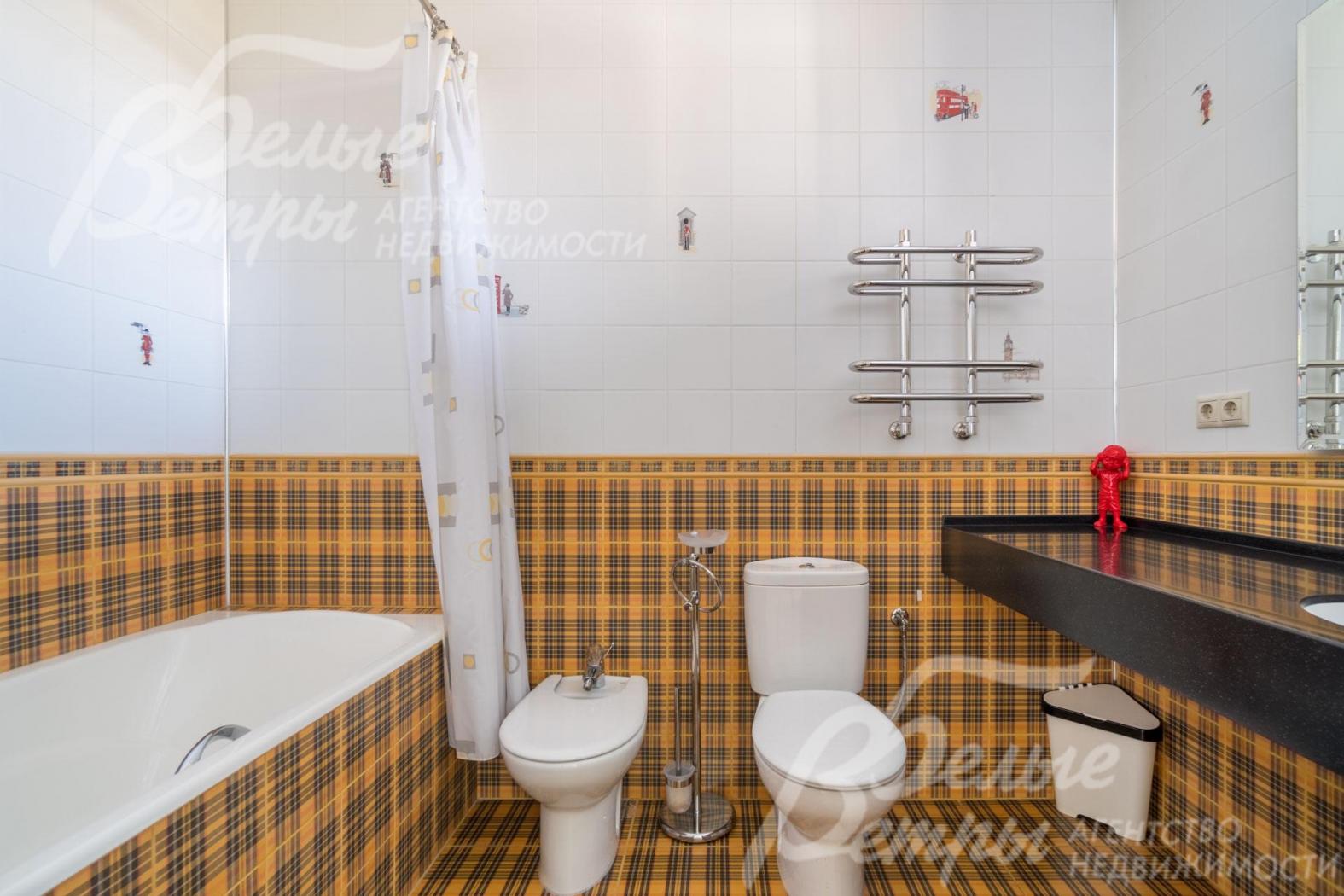 Санузел при третьей спальне с ванной