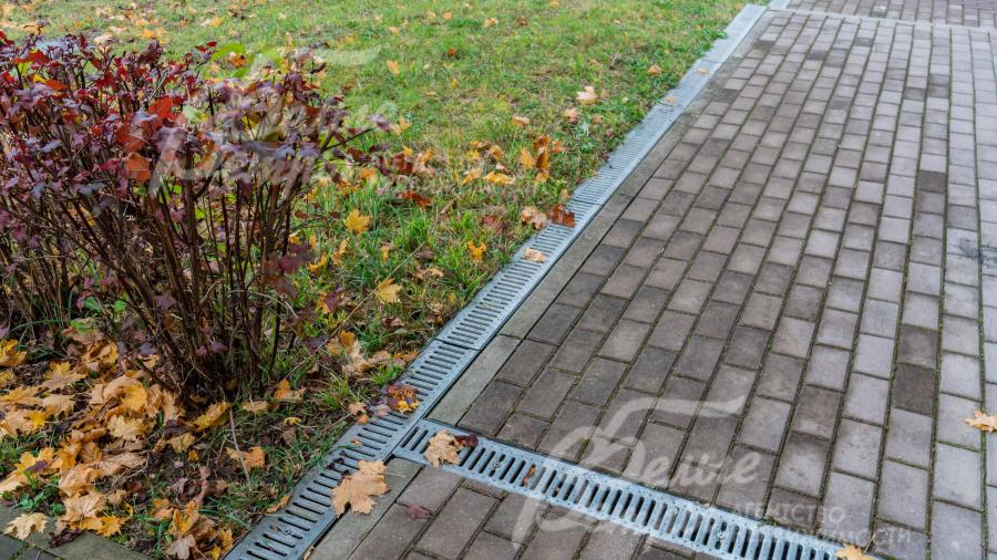 Отмостка: из брусчатого камня, с водоотводящими лотками
