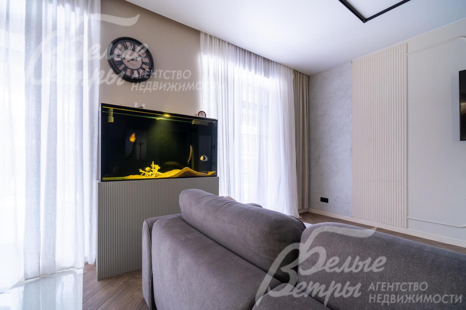 Гостиную украшает аквариум (380 л)