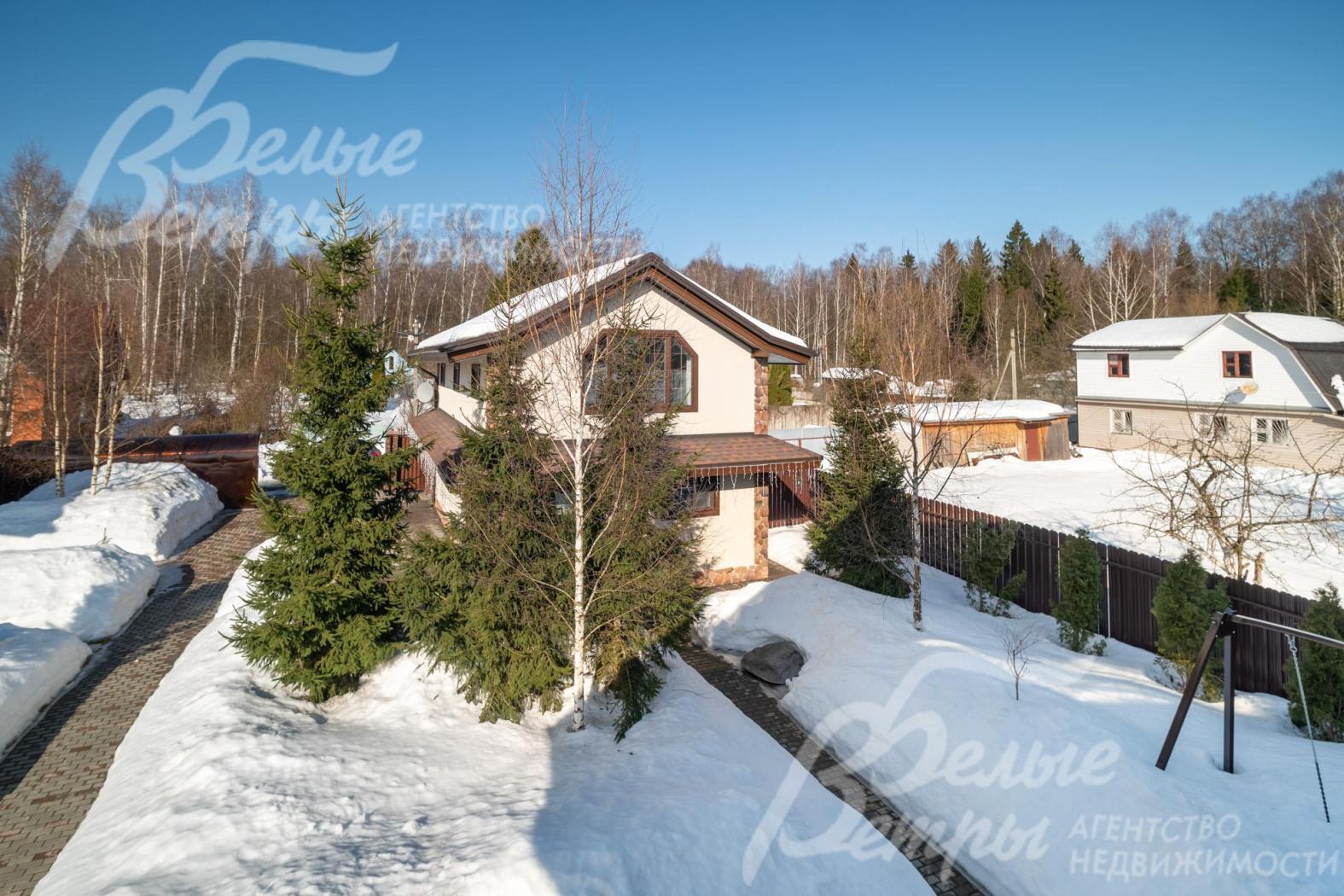 Территория огорожена металлическим забором высотой 1,5 м, есть система видеонаблюдения по периметру с доступом через смартфон