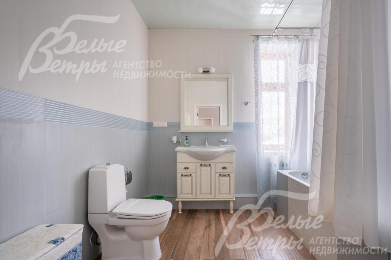 Санузел при мастер-спальне с ванной у окна