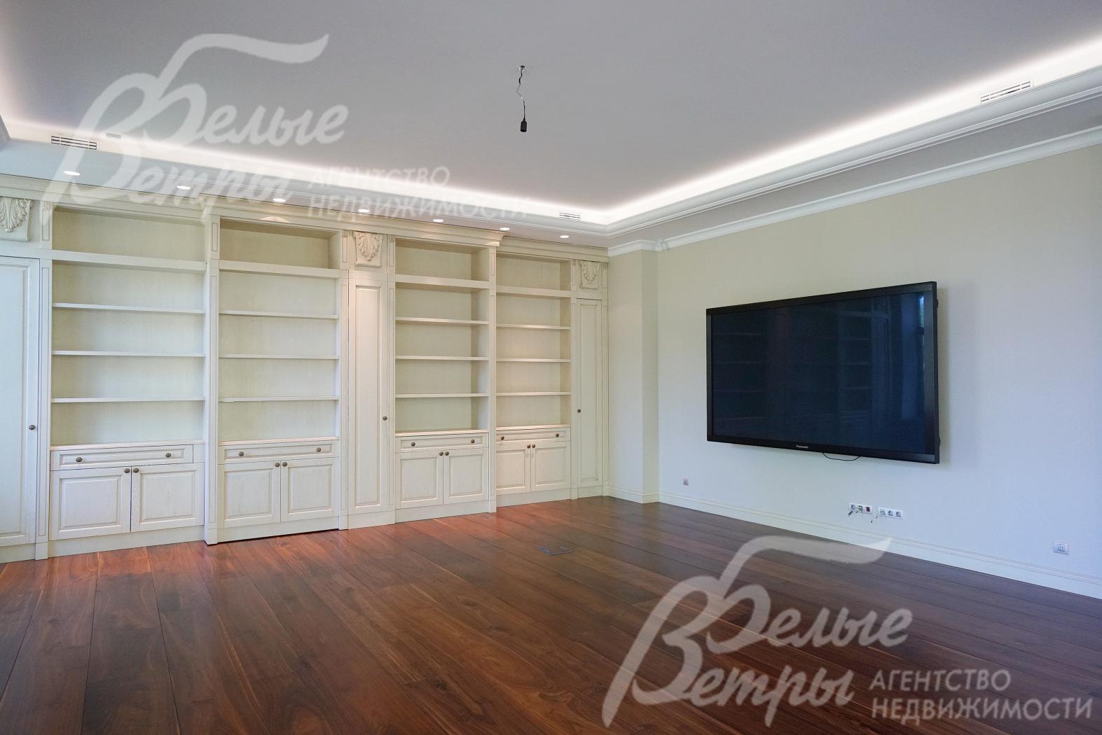 Гостиная 42 кв.м с потайным входом в кабинет