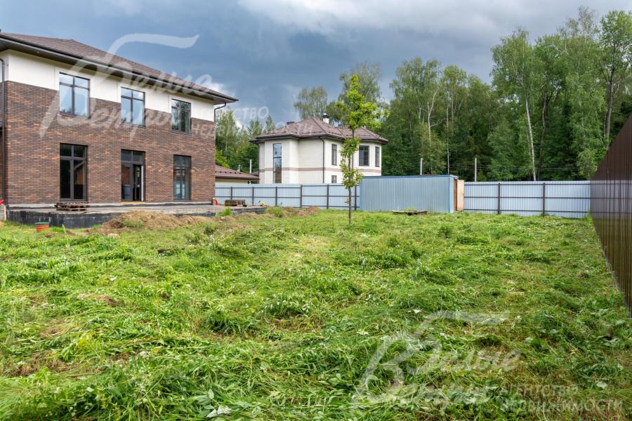 Дом стоит на просторном участке с территорией, подготовленной для реализации любых ландшафтных решений