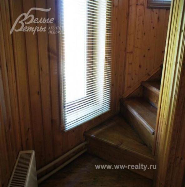 Деревянная лестница на 2ой этаж