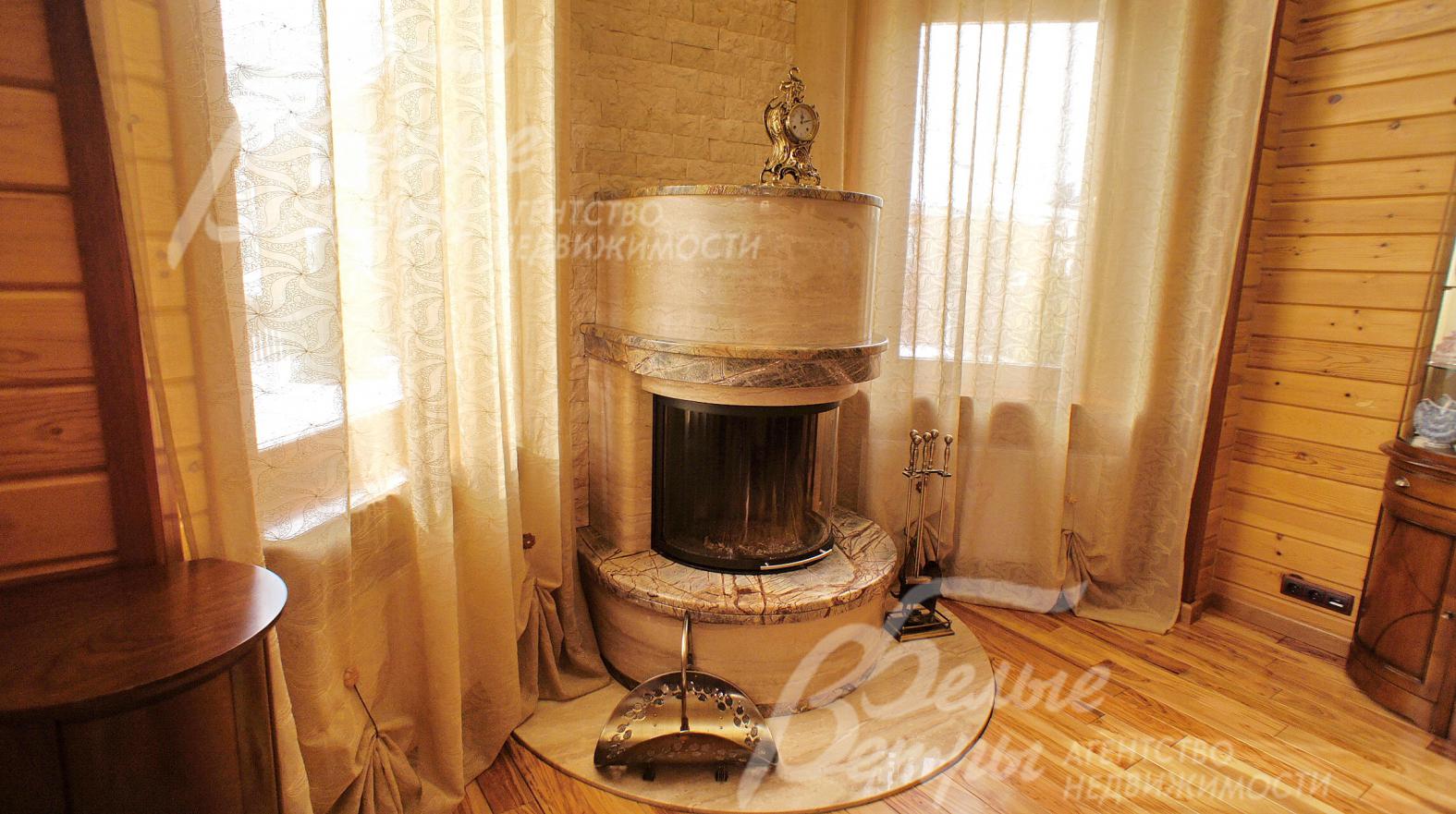 Камин с чугунной топкой и очагом из шамота, отделан мрамором из Индии и Пакистана