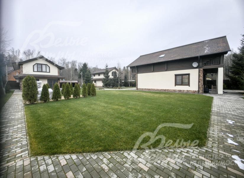 На участке 15 соток основной и гостевой дома