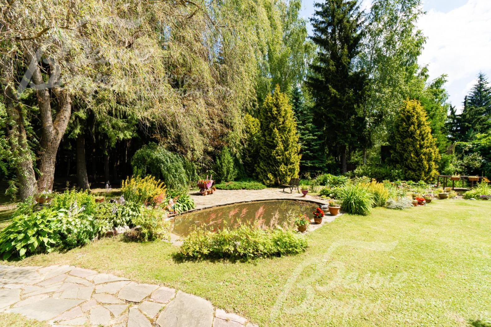 Участок с ландшафтным дизайном общей площадью 33 сотки