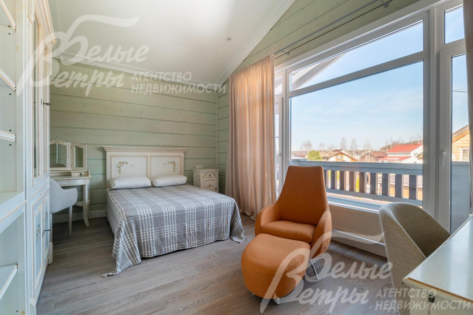 На втором этаже располагаются три спальни, в каждой из них - испанская и немецкая коллекционная мебель