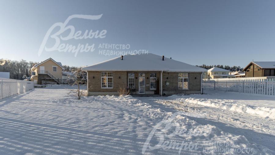 Участок по периметру огорожен забором