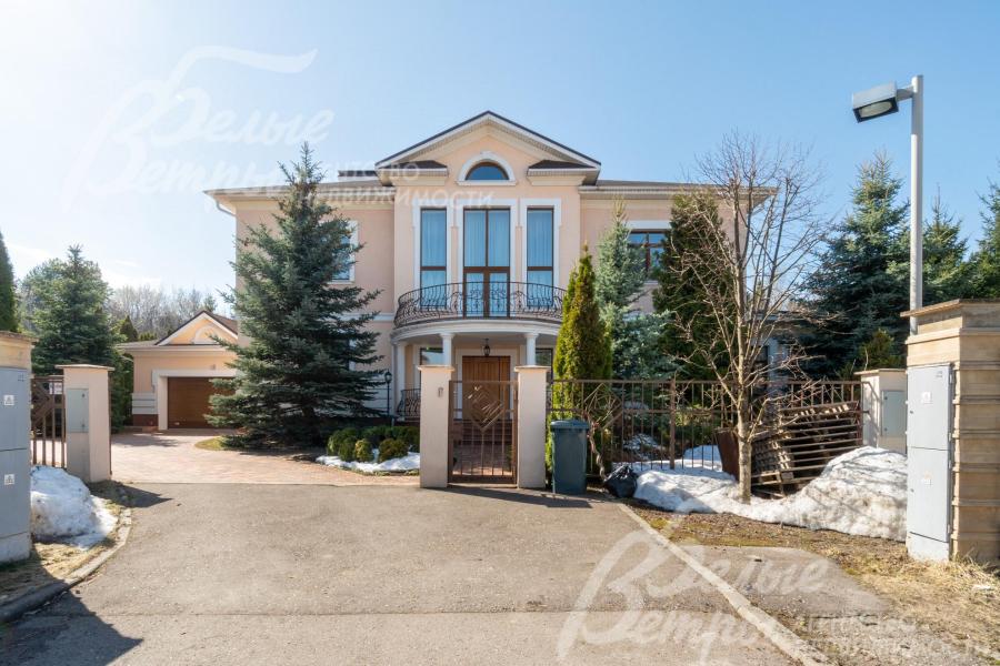 Площадка при въезде вымощена клинкерной брусчаткой. Забор выполнен в едином стиле посёлка. Приватность обеспечивают высокие туи и другие элементы живой изгороди