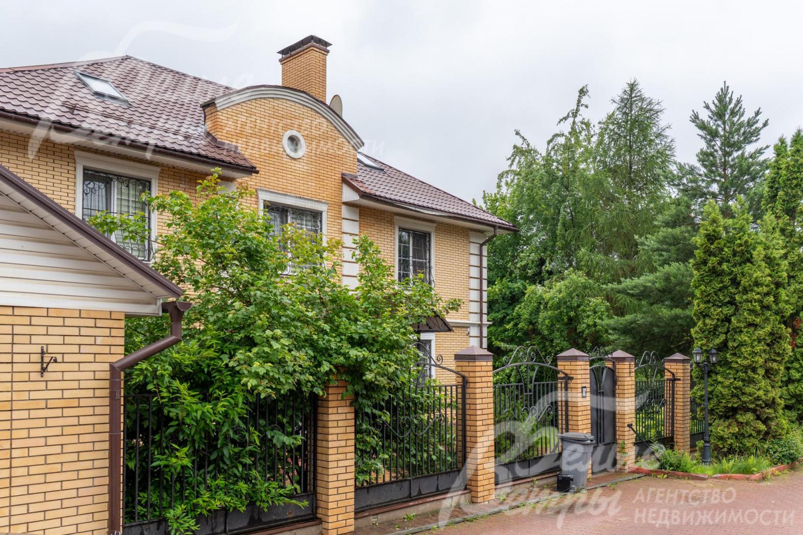 Участок огорожен кирпичным забором на ленточном фундаменте с кирпичными столбами и коваными элементами