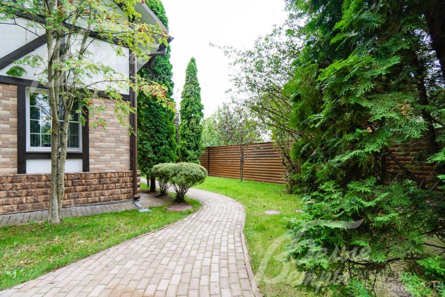 На участке растут взрослые хвойные и лиственные деревья.