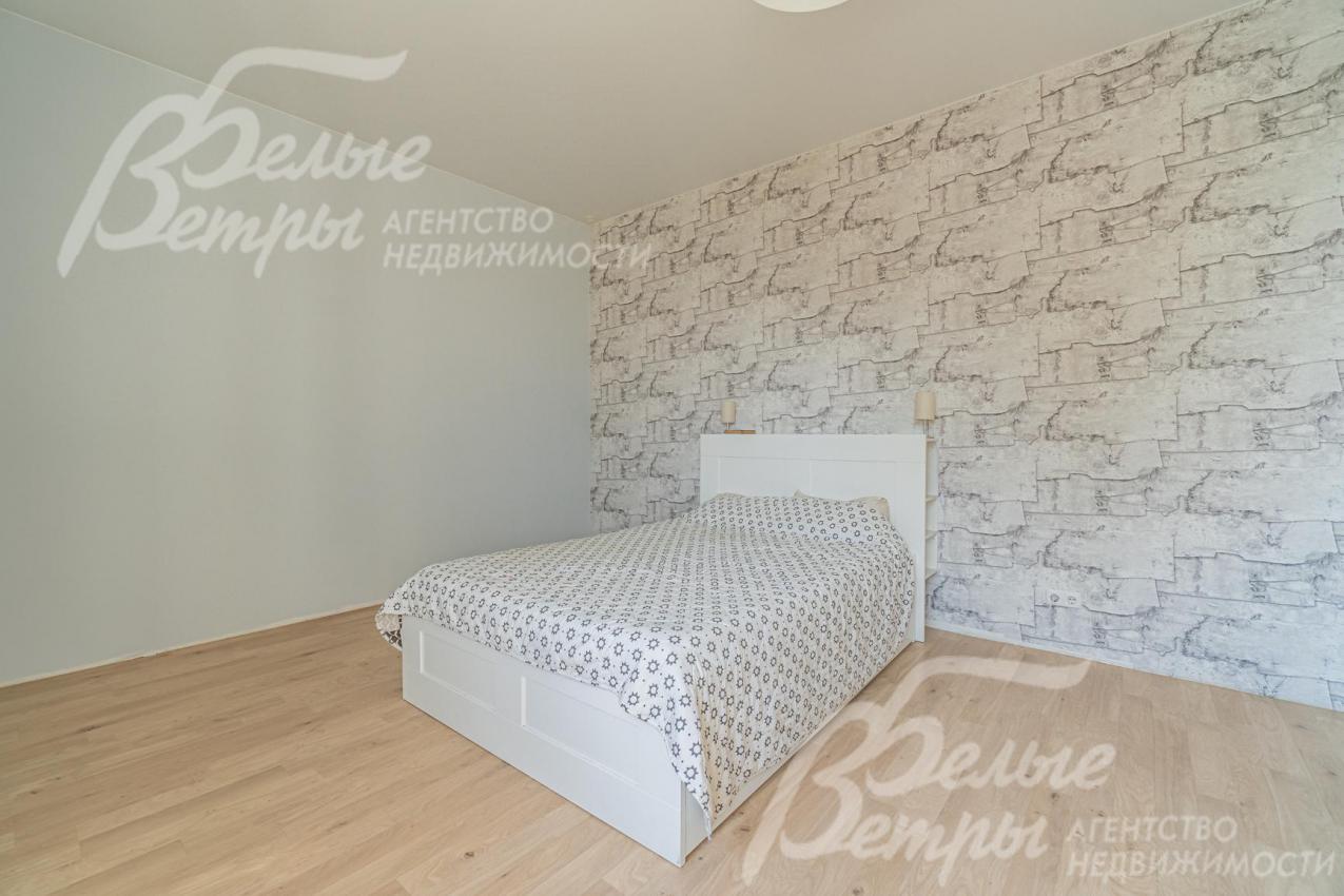 Двуспальная кровать в спальне