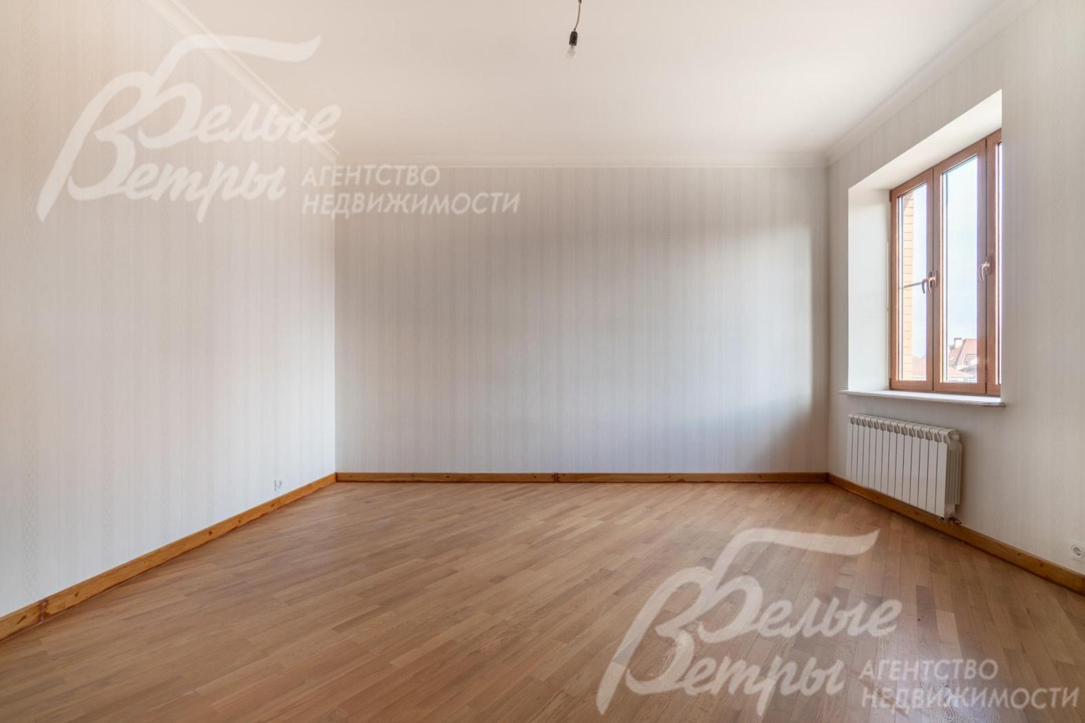 В доме высокие потолки, множество жилых комнат, в которых можно обустроить спальни, кабинеты или другие функциональные зоны