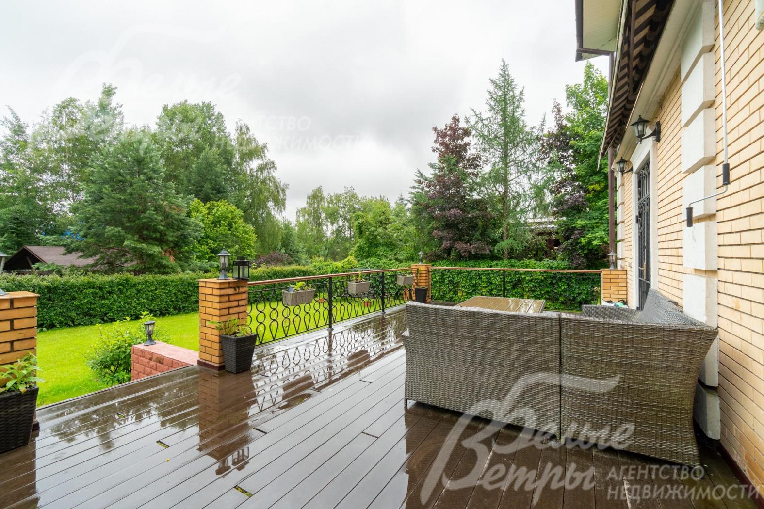 Видовая терраса со спуском на участок и с садовой мебелью