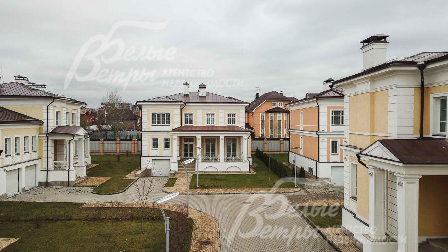 Дороги тротуары выложены брусчаткой