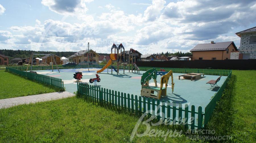 Детская площадка в коттеджном поселке Цветочный