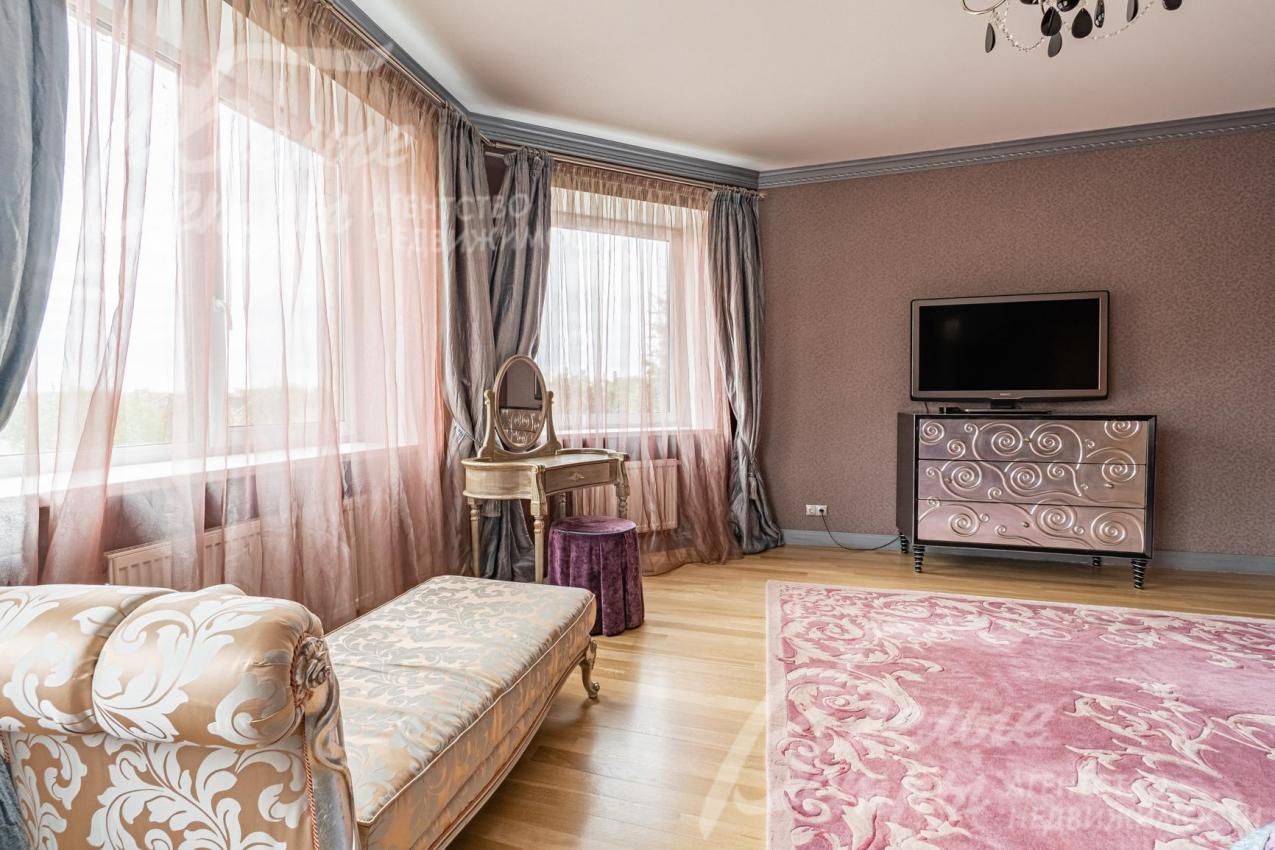 На стенах текстурные обои