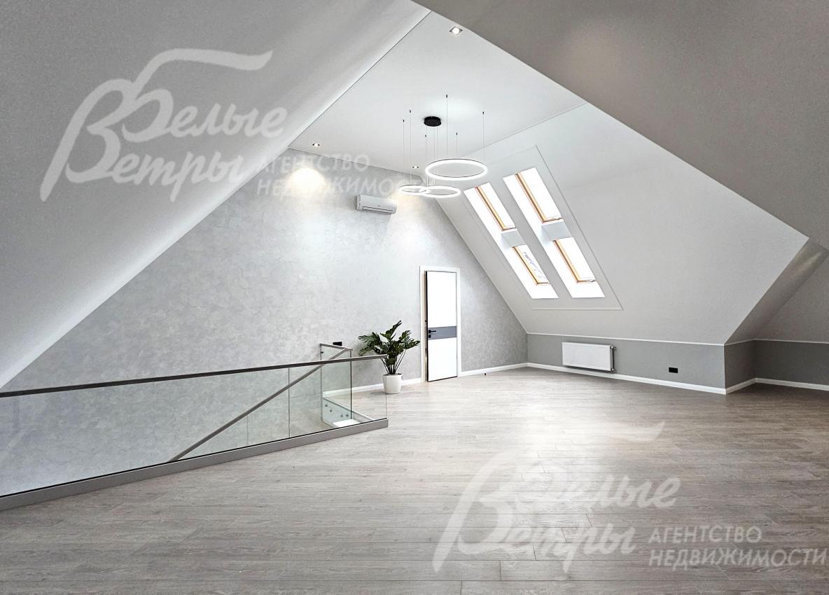 В доме - функциональный мансардный этаж с отделкой в светлых тонах и кондиционером