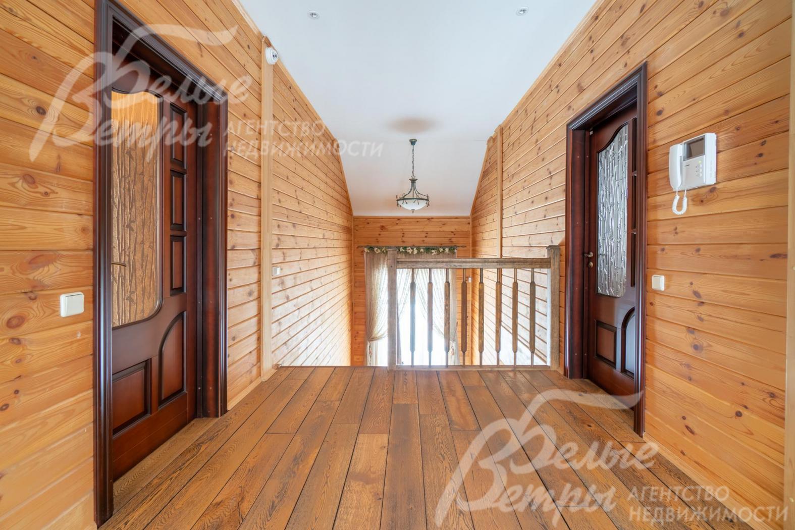 Двери в гостевом доме "под дерево", контрастны стенам и полу