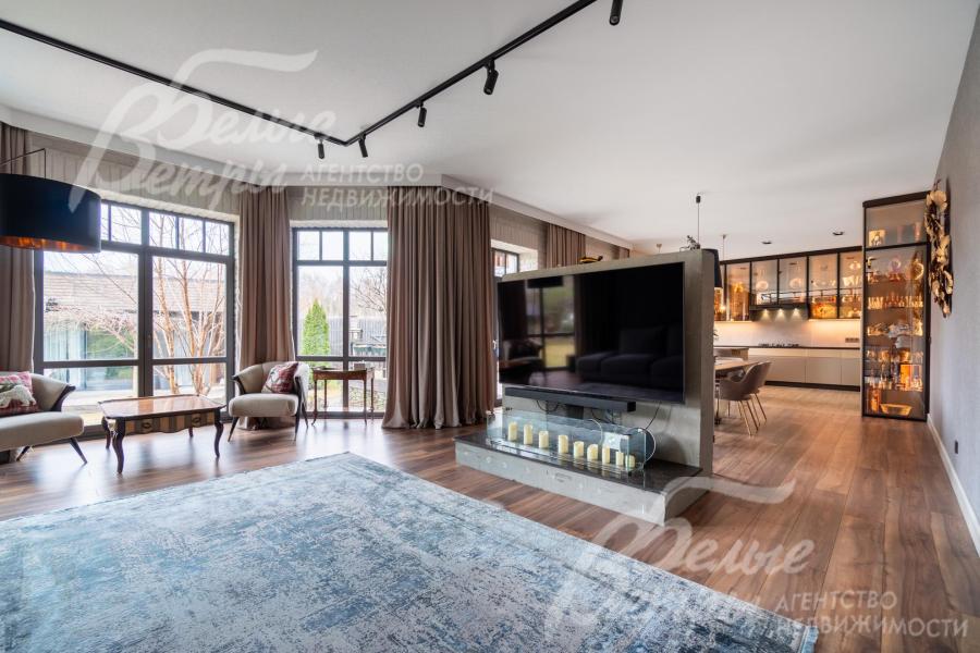 Единое пространство гостиной, кухни и столовой — это открытая зона с плавным зонированием, объединённая общей цветовой гаммой и отделочными материалами