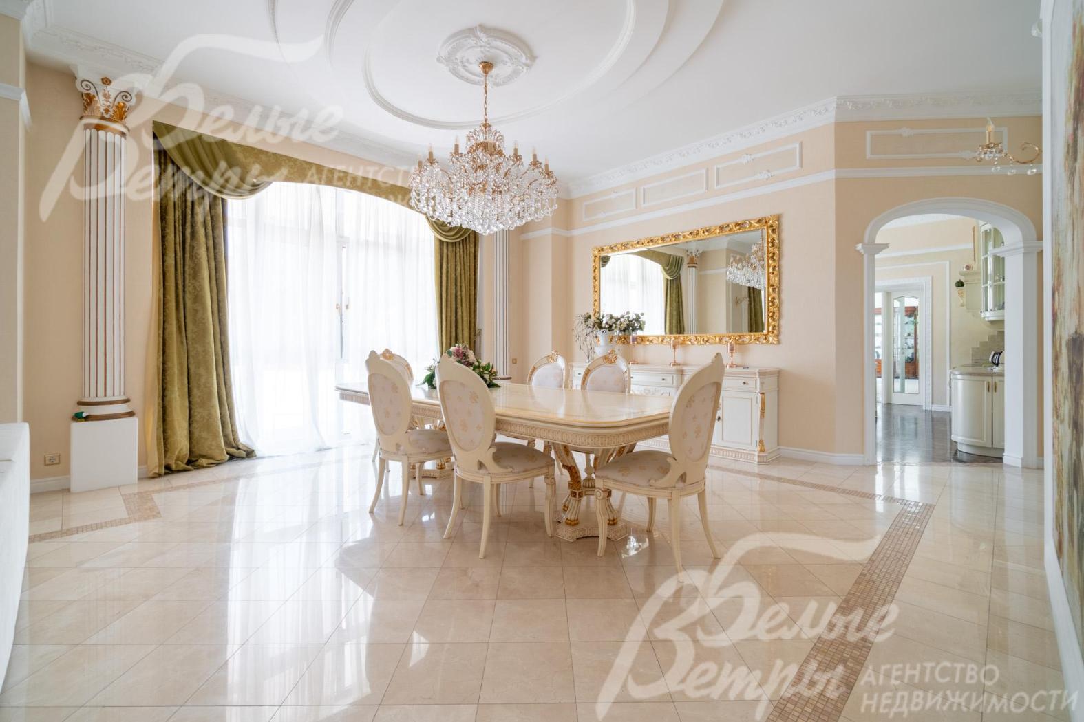 Стены отделаны венецианской штукатуркой, на полу уложена светлая мраморная плитка с мозаичными вставками по периметру