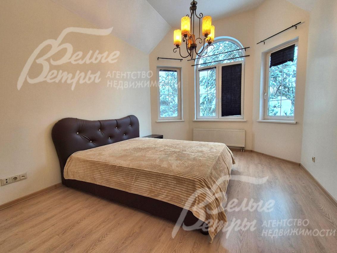 Одна из спален на втором этаже