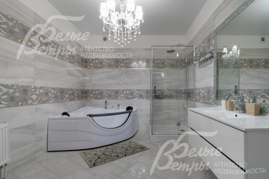 В санузле мастер-спальни - ванна-джакузи и душевая