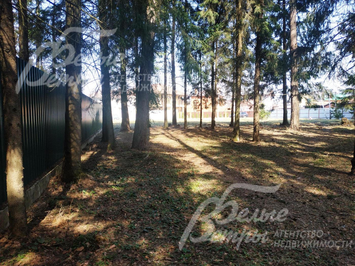 Участок огорожен забором