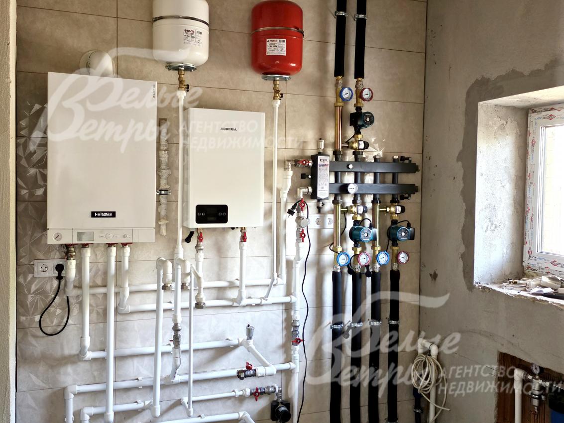 В котельной установлены газовый настенный котёл Viessmann Vitopend 100, резервный электрический котёл, бойлер