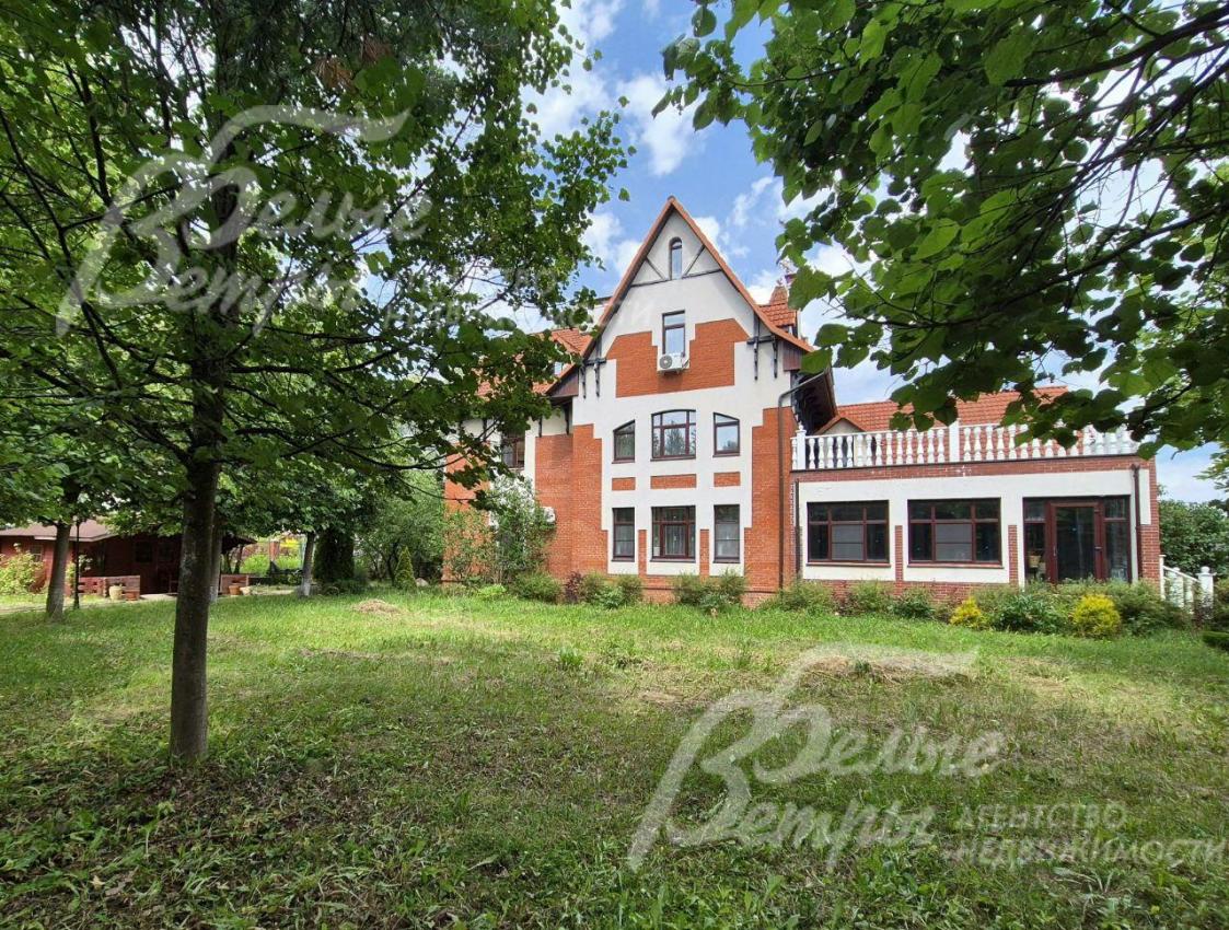 Вид на дом со стороны участка.