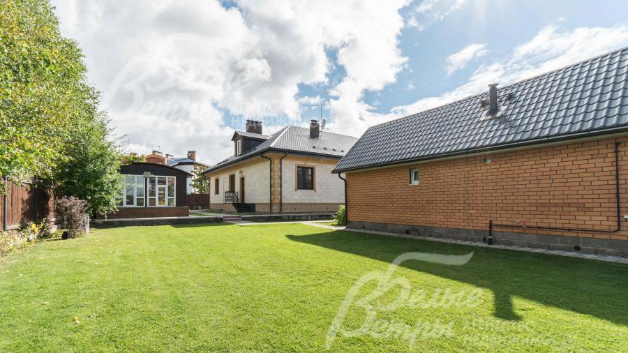 Ухоженный газон на участке