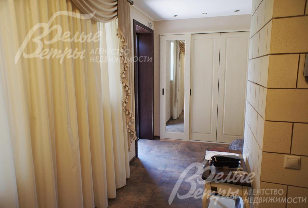 Холл-прихожая со встроенным шкафом