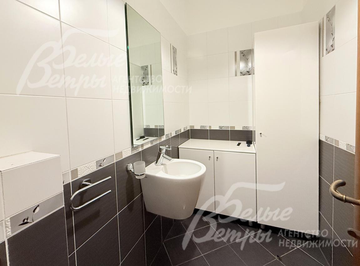 Один из санузлов: стены облицованы крупной контрастной плиткой