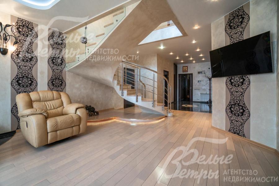 На полу инженерная доска (дуб)