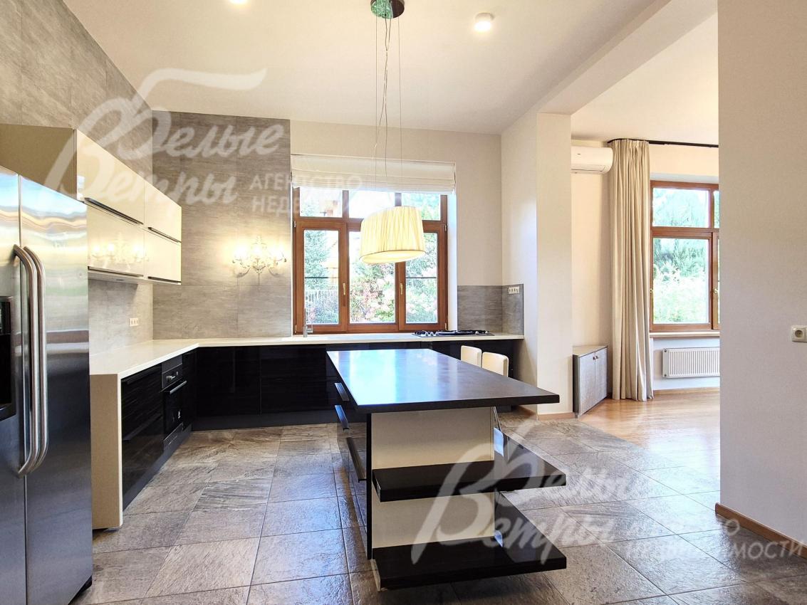 Угловая кухня со столешницей из камня.