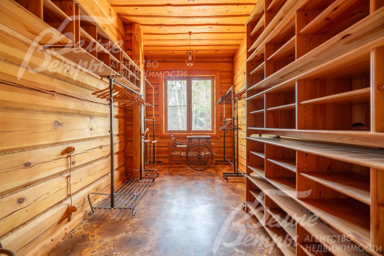 Гардеробная 11 кв.м на первом этаже с удобной системой хранения из массива дерева