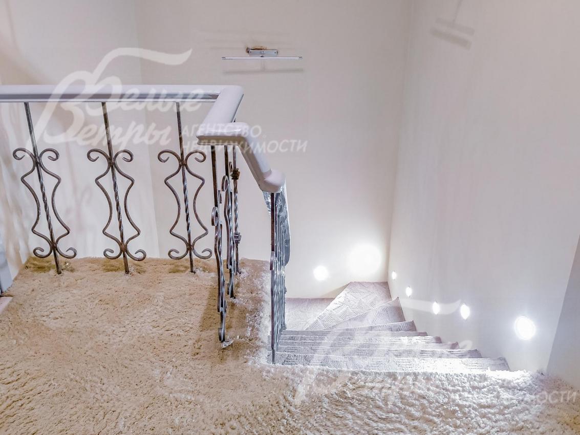 Лестница с бетонным основанием, ступени покрыты ковролином, балясины - ковка, перила деревянные