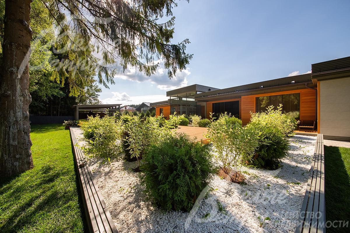 Клумбы и зелёные зоны декорированы мраморным щебнем