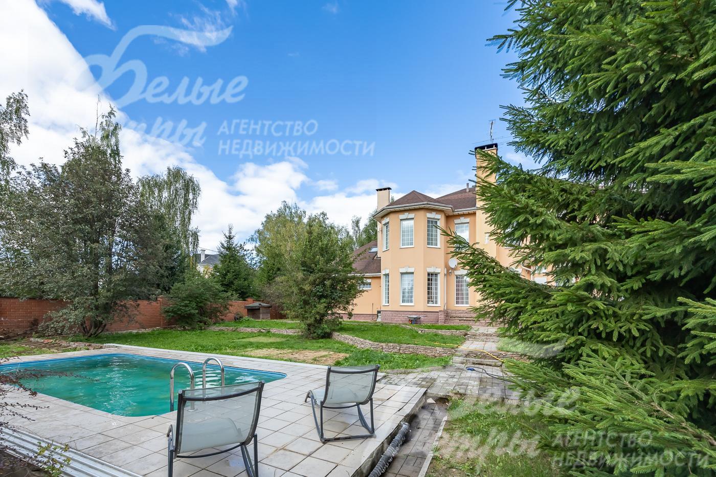 Летний крытый бассейн.